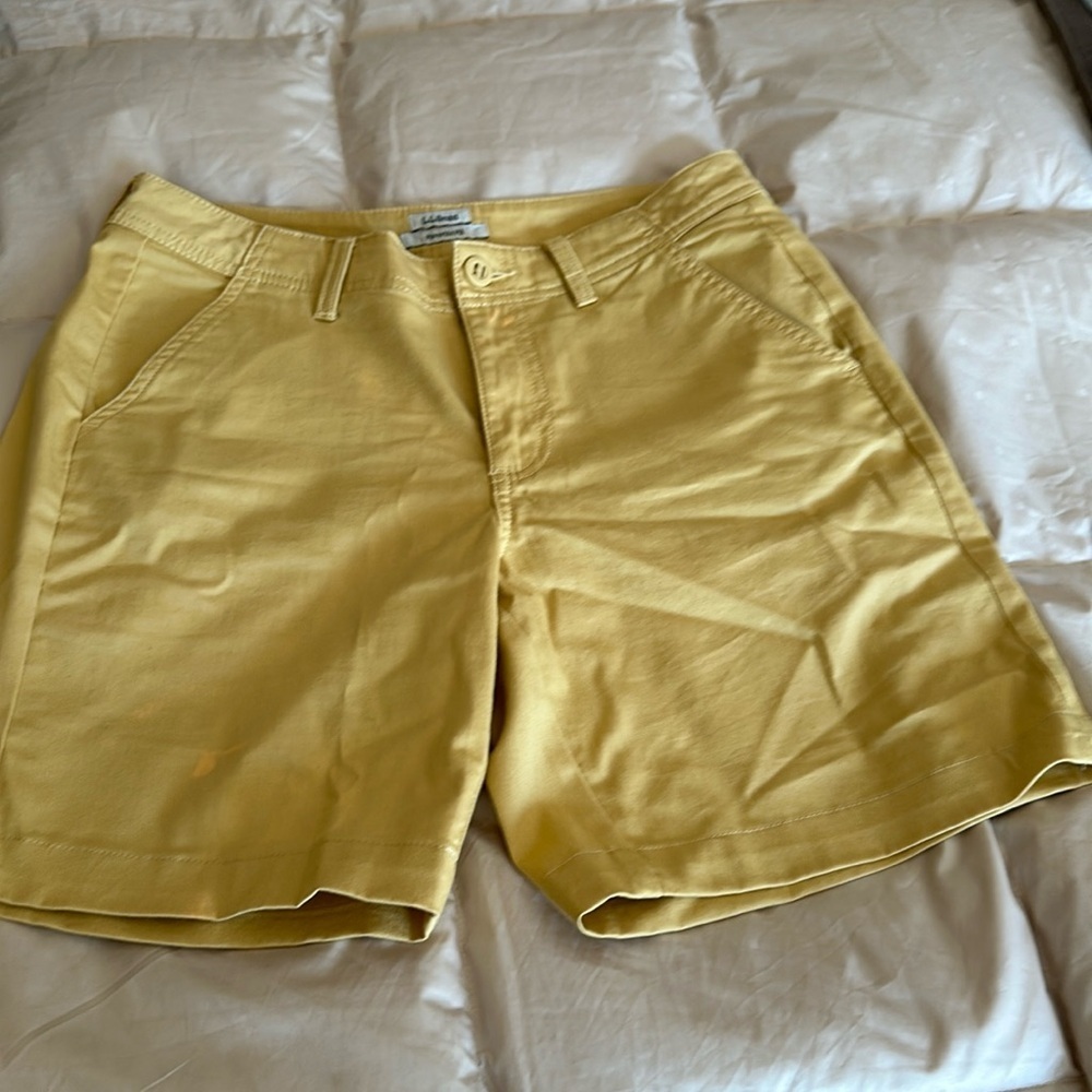 LLBean cotton short 7” has some discoloration 6 reg has 3% spandex twill